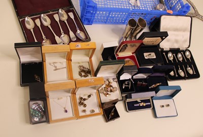 Lot 515 - A collection of miscellaneous items to include...