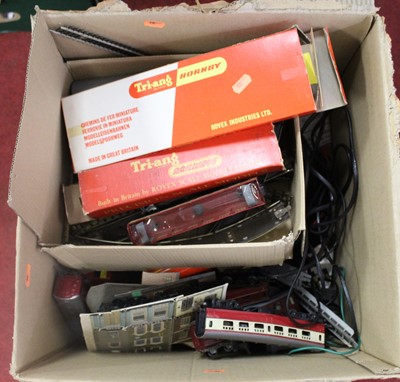 Lot 768 - A box of various Hornby 00 effects