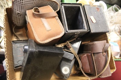 Lot 712 - A small box of cameras and camera related effects