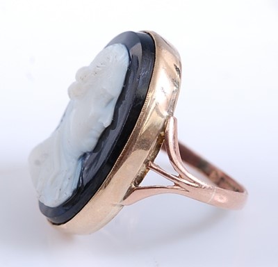 Lot 2536 - A 9ct yellow gold hardstone cameo ring,...