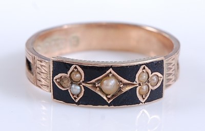 Lot 2538 - A late Victorian 9ct yellow gold mourning ring,...