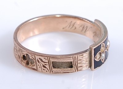 Lot 2538 - A late Victorian 9ct yellow gold mourning ring,...