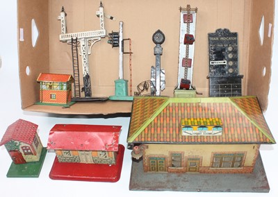Lot 335 - Tray of assorted tinplate O gauge accessories:...