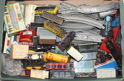 Lot 492 - Tray of various OO gauge items: approx. 32...