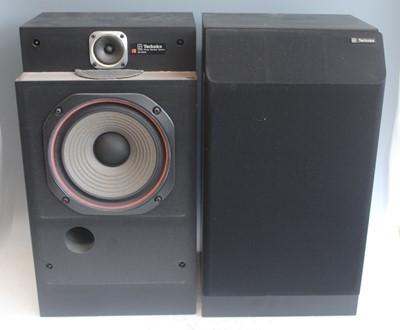 Lot 550 - A Technics seperates stereo system to include...