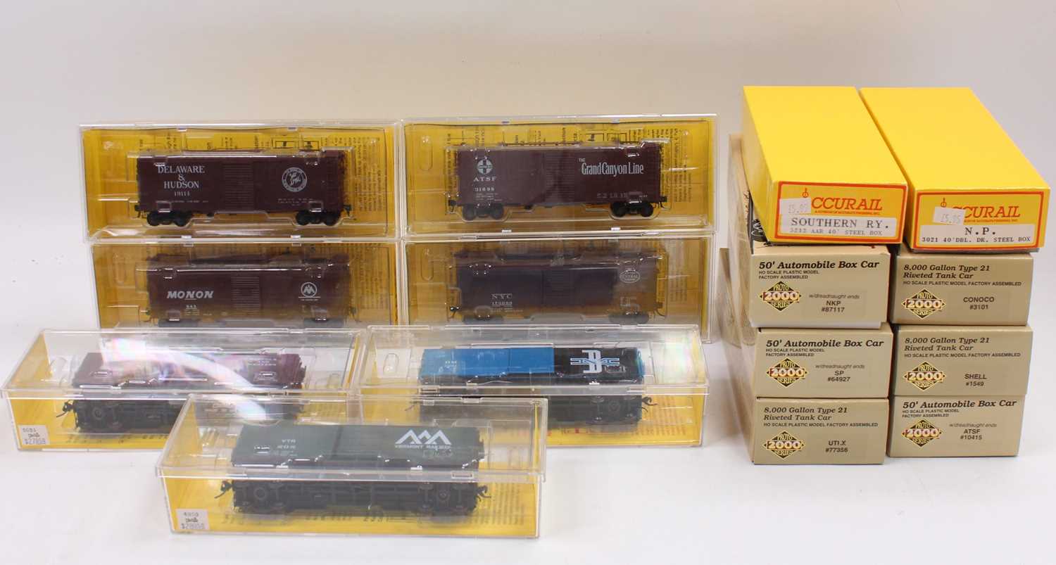Lot 617 - 15 various boxed HO Scale American outline...
