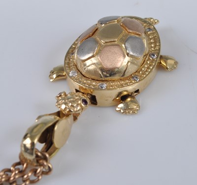 Lot 2602 - A yellow metal articulated tortoise pendant,...
