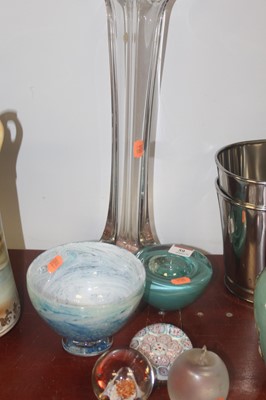 Lot 59 - A small collection of miscellaneous glassware,...