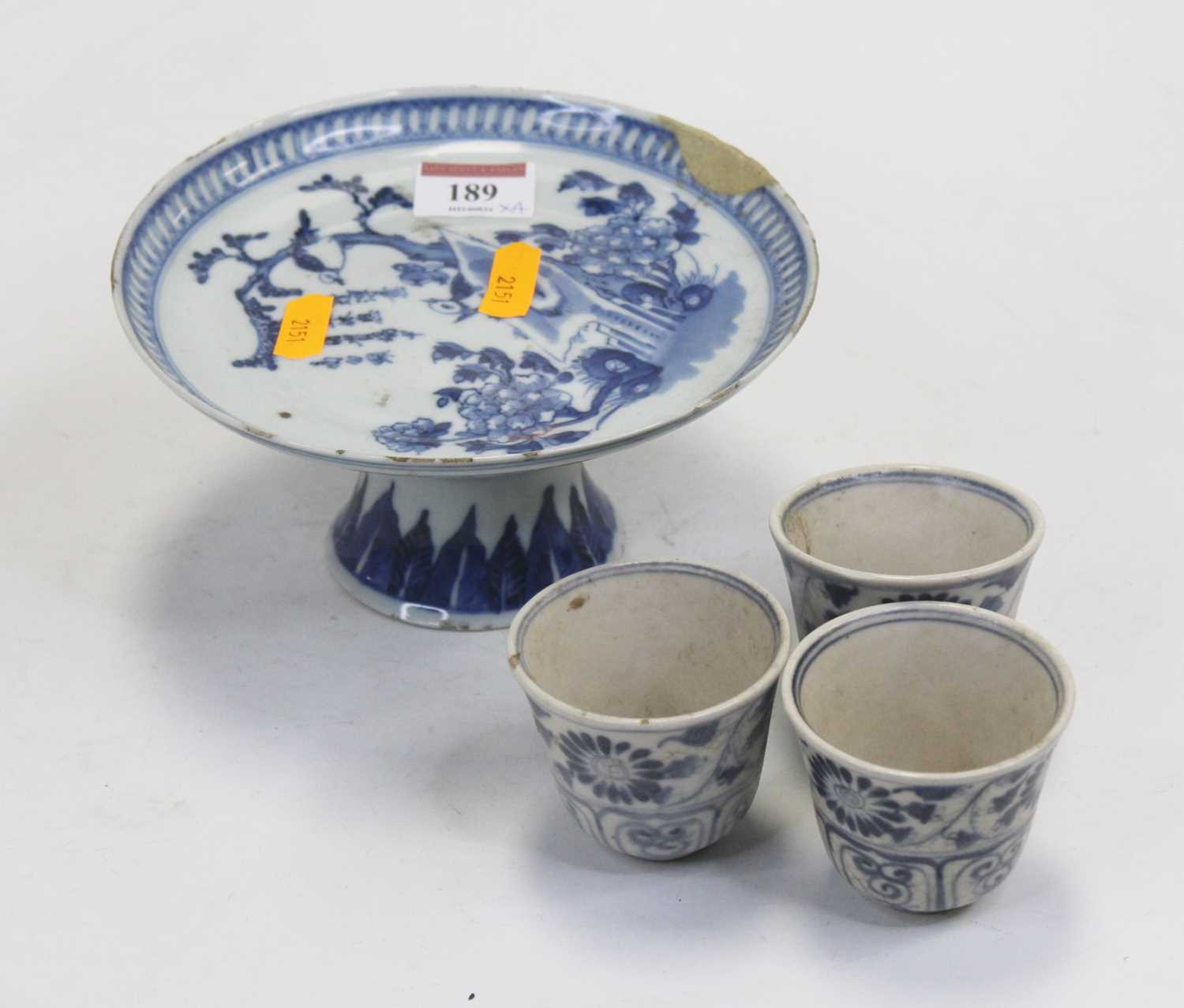 Lot 189 - A Chinese export blue and white pedestal...