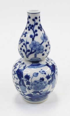 Lot 238 - A Chinese export blue and white vase, of...