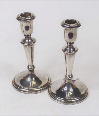 Lot 256 - A pair of modern silver table candlesticks,...