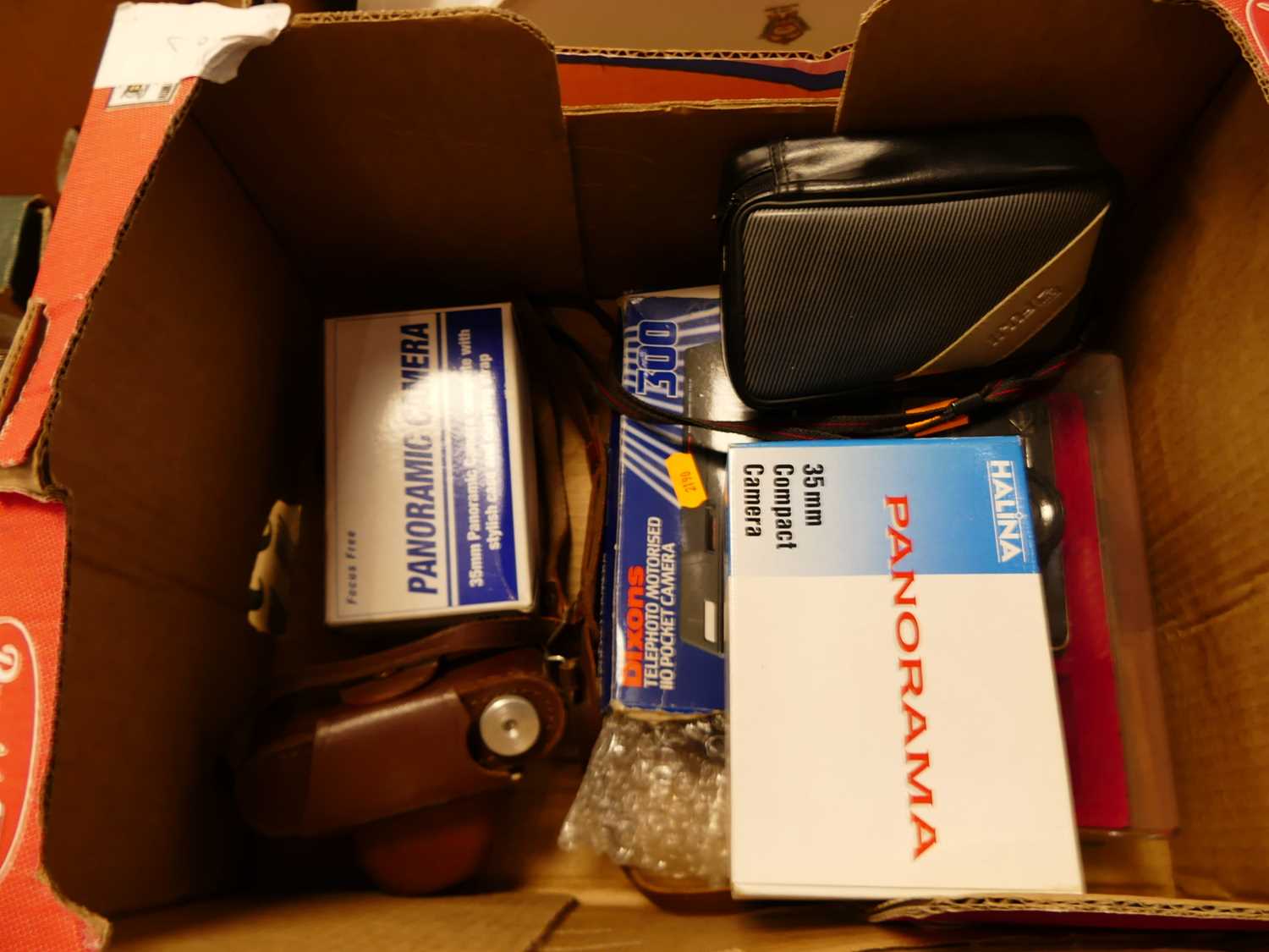 Lot 649 - Various cameras to include a Fuji DL150, a...