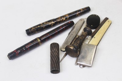Lot 324 - A small collection of miscellaneous items, to...