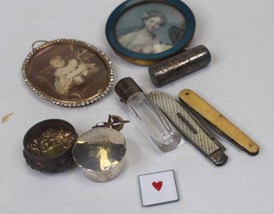 Lot 327 - A small collection of miscellaneous items, to...
