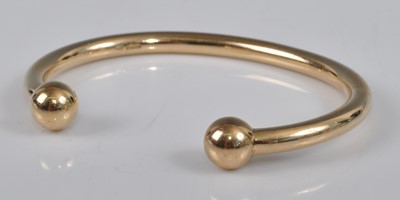 Lot 1120 - A 9ct yellow gold torque bangle, width 4.7mm,...