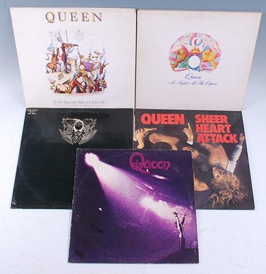 Lot 827 - A collection of five Queen vinyl records to...