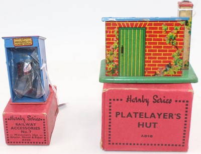Lot 365 - Hornby 1939 platelayer's hut with fixed...