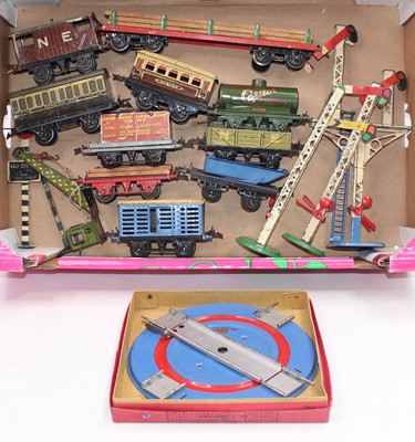 Lot 366 - A large tray of Hornby pre-war items including...