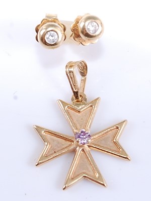 Lot 2566 - An 18ct yellow gold Maltese Cross pendant,...