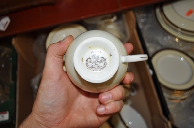 Lot 79 - A Royal Grafton Sienna pattern porcelain part...