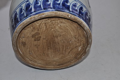 Lot 117 - A pair of Chinese export blue and white glazed...