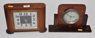 Lot 141 - A Smith's Art Deco bakelite cased mantel clock,...