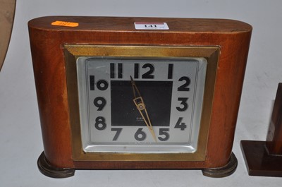 Lot 141 - A Smith's Art Deco bakelite cased mantel clock,...