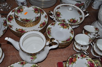 Lot 155 - A Royal Albert Old Country Roses extensive...