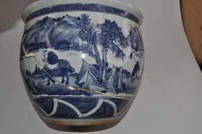 Lot 164 - A 19th century Chinese export blue & white...