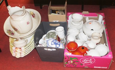 Lot 180 - A collection of mixed ceramics to include jug...