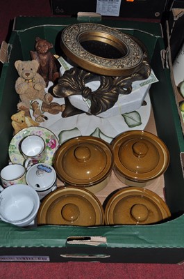 Lot 186 - Two boxes of mixed modern ceramics, table...