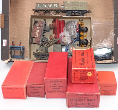 Lot 403 - A tray of Hornby O gauge items: Post-war No.2...