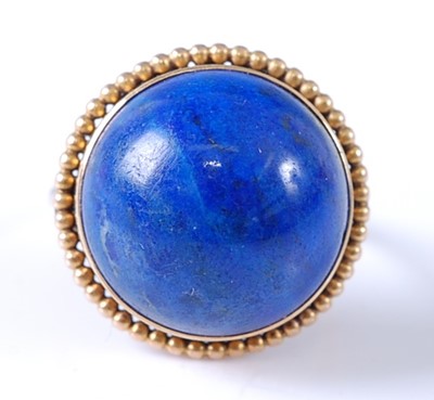 Lot 2589 - A yellow metal lapis dress ring featuring a...