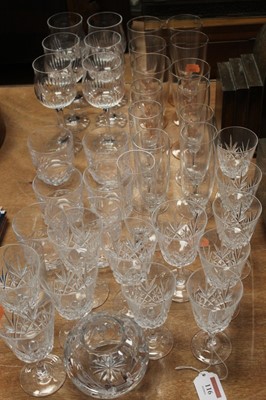 Lot 116 - A small collection of mainly modern glassware...
