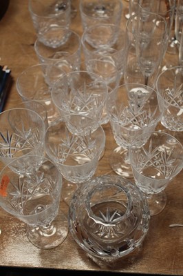 Lot 116 - A small collection of mainly modern glassware...