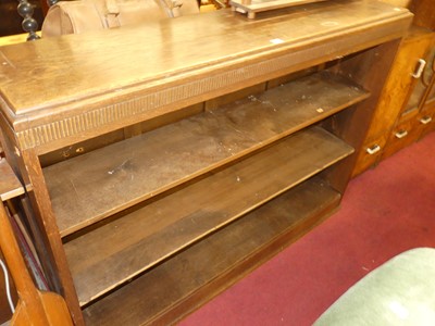 Lot 1256 - A 1930s oak low freestanding open bookshelf, w....