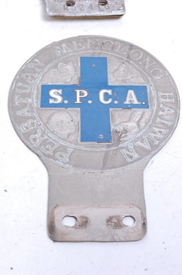 Lot 371 - A collection of car badges, to include an AA...