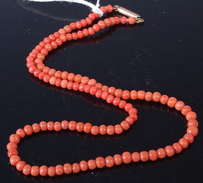 Lot 412 - A beaded coral single string necklace, 9.8g, 40cm