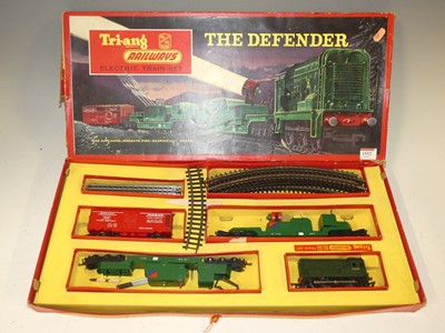 Lot 1552 - A Triang 00 Hornby Defender set, boxed