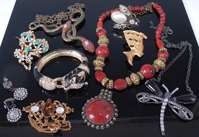 Lot 424 - Assorted costume jewellery to include hinge...