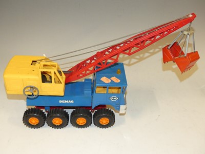 Lot 1577 - A plastic model unboxed Gama crane grab lorry,...