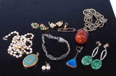 Lot 425 - Assorted costume jewellery to include ear...