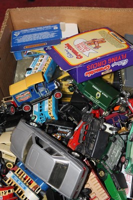 Lot 662 - A box of assorted loose modern issue diecast