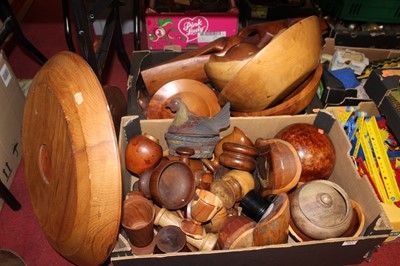 Lot 603 - A collection of miscellaneous treen items, to...