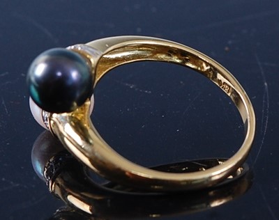 Lot 2613 - A yellow metal, black and white pearl...