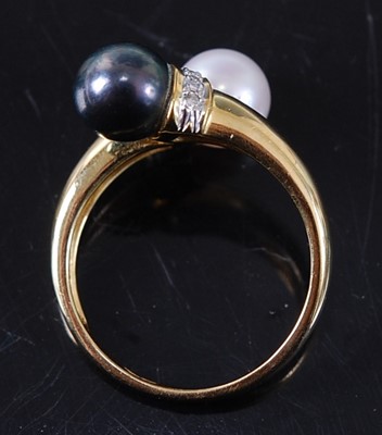 Lot 2613 - A yellow metal, black and white pearl...