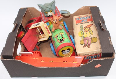 Lot 1405 - 1 small box of tinplate and plastic toys ,...