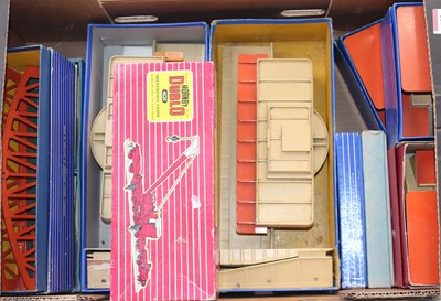 Lot 601 - Large tray containing Hornby Dublo matt...