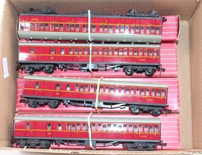 Lot 628 - Four Hornby Dublo BR maroon suburban coaches,...