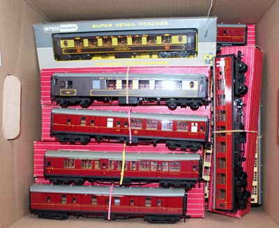 Lot 629 - Twelve Hornby Dublo and one Wrenn coaches:...